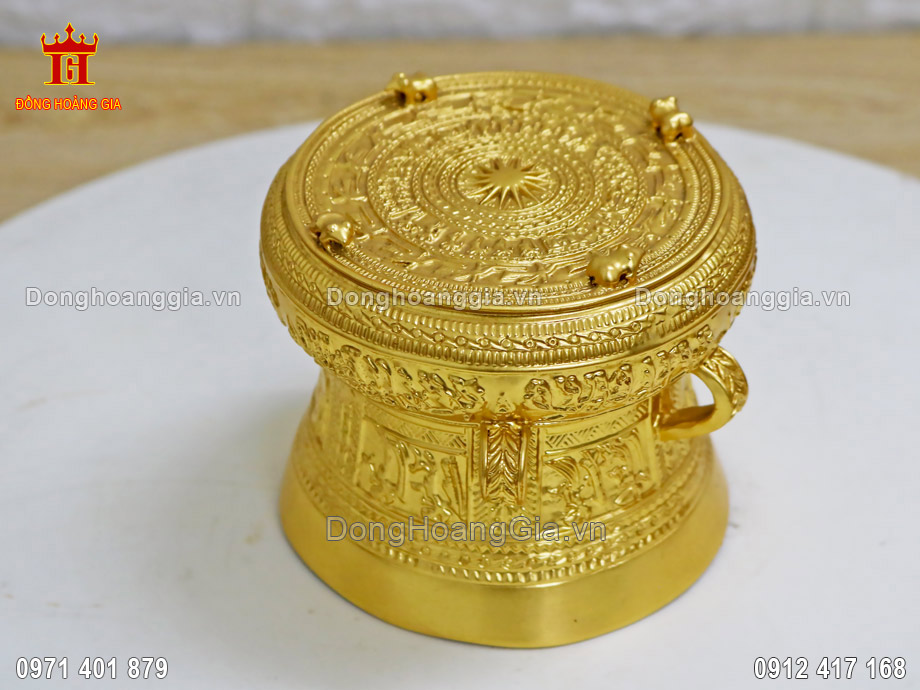 Trống đồng mạ vàng 24K là món quà tặng được nhiều người lựa chọn tặng sếp